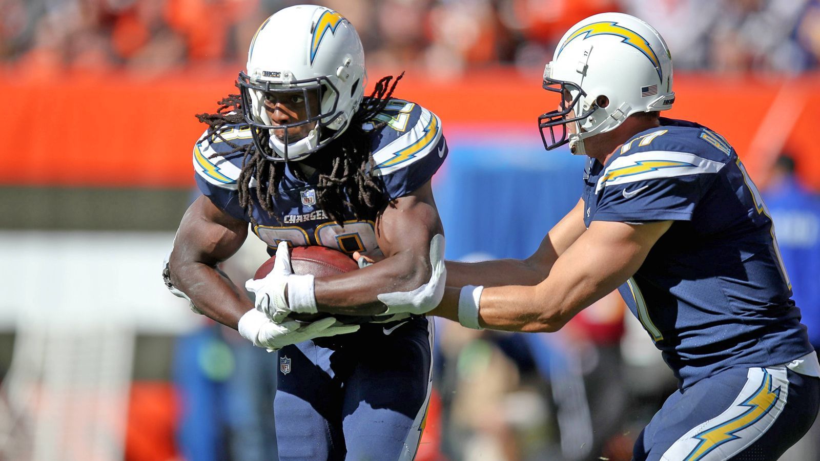 
                <strong>Draft Needs der Los Angeles Chargers</strong><br>
                Nach einer relativ ruhigen Free Agency sind die LA Chargers nun im Draft gefragt, ihren Kader für einen erneuten Playoff-Run zu rüsten. Baustelle Nummer 1: Die Offensive Line. Quarterback Philip Rivers (r.) und Running Back Melvin Gordon (l.) können durchaus neue Beschützer vertragen. Zwei weitere Baustellen gibt es auf der defensiven Seite des Balles. Mit Joey Bosa und Melvin Ingram verfügen die Chargers zwar über eines der besten Pass-Rusher-Duos der NFL. Zwischen den beiden ist aber noch Nachholbedarf auf der Defensive-Tackle-Position. Außerdem hat sich in der vergangenen Saison eine leichte Schwäche auf der Cornerback-Position aufgezeigt, die nach dem Abgang von Jason Verrett nun im Draft behoben werden kann.
              