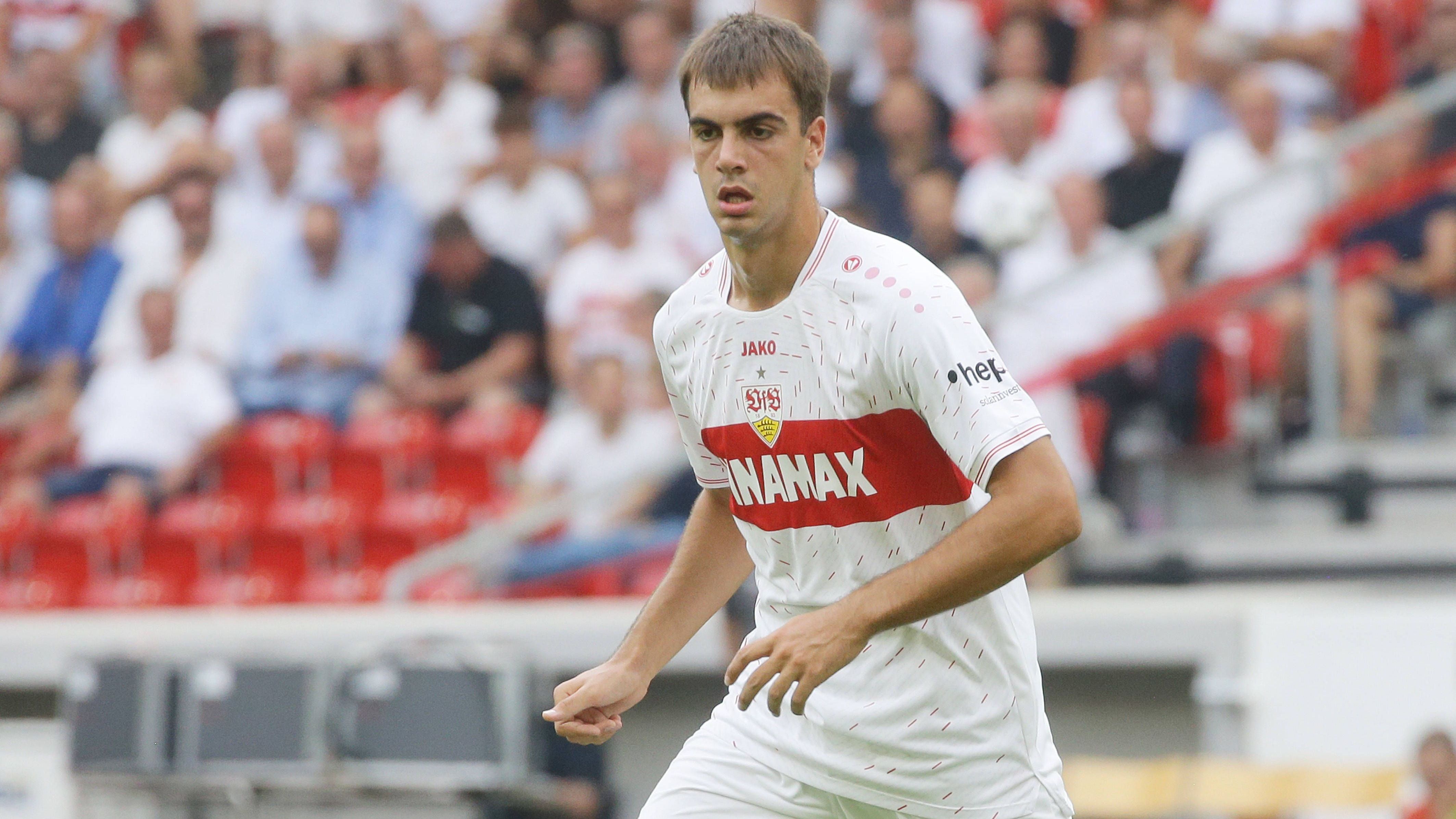 <strong>Platz 1:&nbsp;Jovan Milosevic&nbsp;(VfB Stuttgart)</strong><br><strong>Alter beim Debüt:</strong> 18 Jahre, 19 Tage<br><strong>Begegnung:</strong> VfB Stuttgart - VfL Bochum 5:0 (19. August 2023)