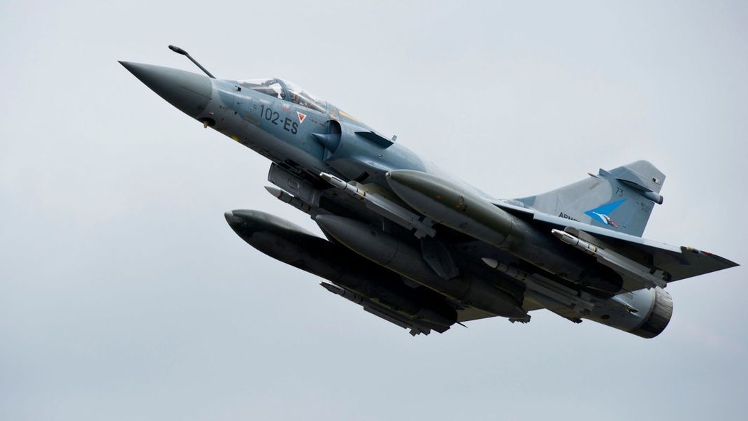 Frankreich will der Ukraine eine ungenannte Zahl von Kampfjets vom Typ Mirage-2000 überlassen.