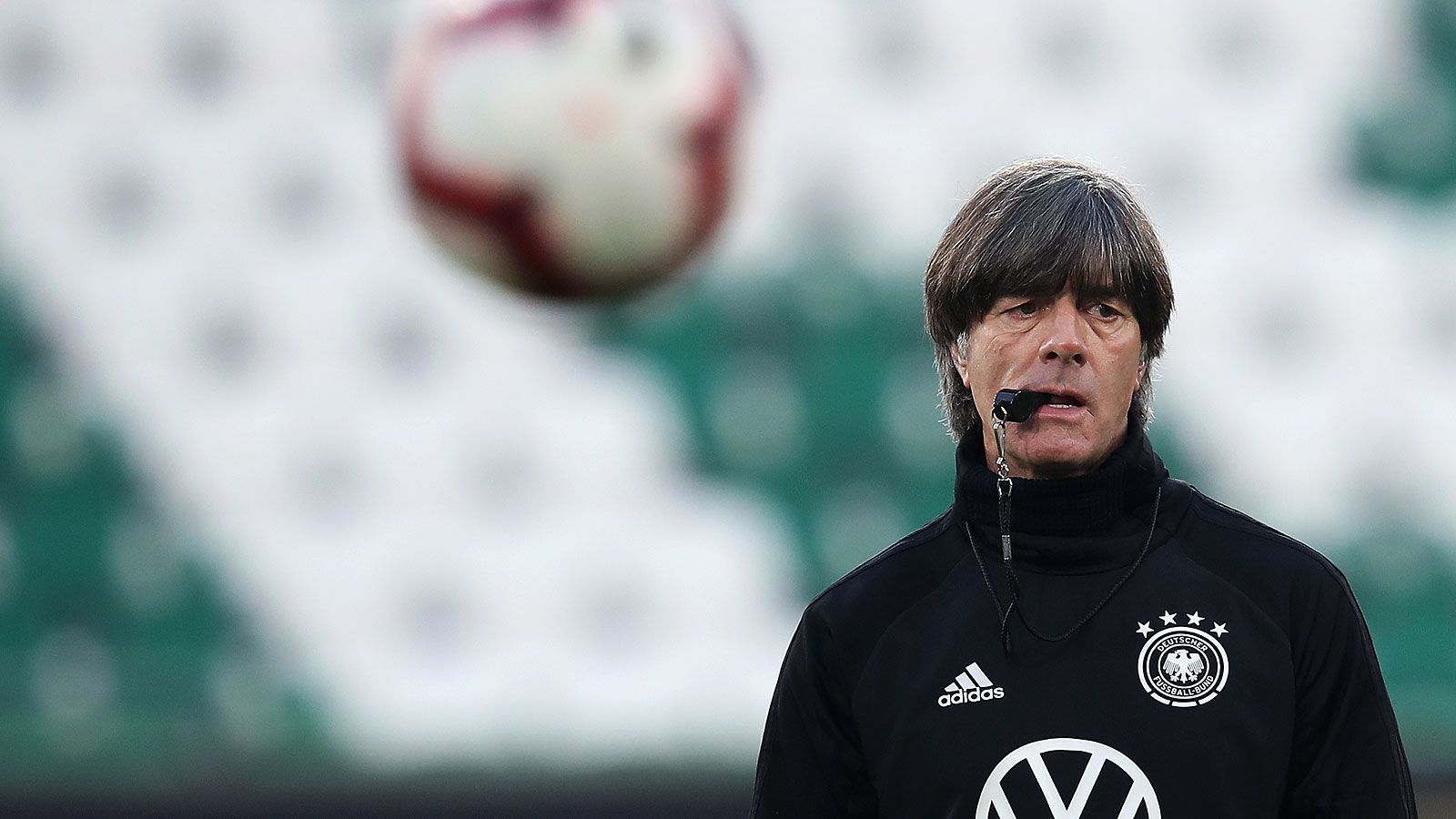 
                <strong>Bundestrainer Joachim Löw</strong><br>
                Die Frage ist, was der größere Erfolg von Bundestrainer Joachim Löw ist? Die WM in Brasilien gewonnen zu haben oder das Debakel in Russland ohne Rauswurf überstanden zu haben. Der Bundestrainer wurde von den Medien und Experten mehrfach angezählt und ist noch immer im Amt. Inzwischen hat Löw einen Umbruch eingeleitet, sich mit seinem Team souverän für die EM 2021 qualifiziert und hat noch einen Vertrag bis nach der WM 2022.
              