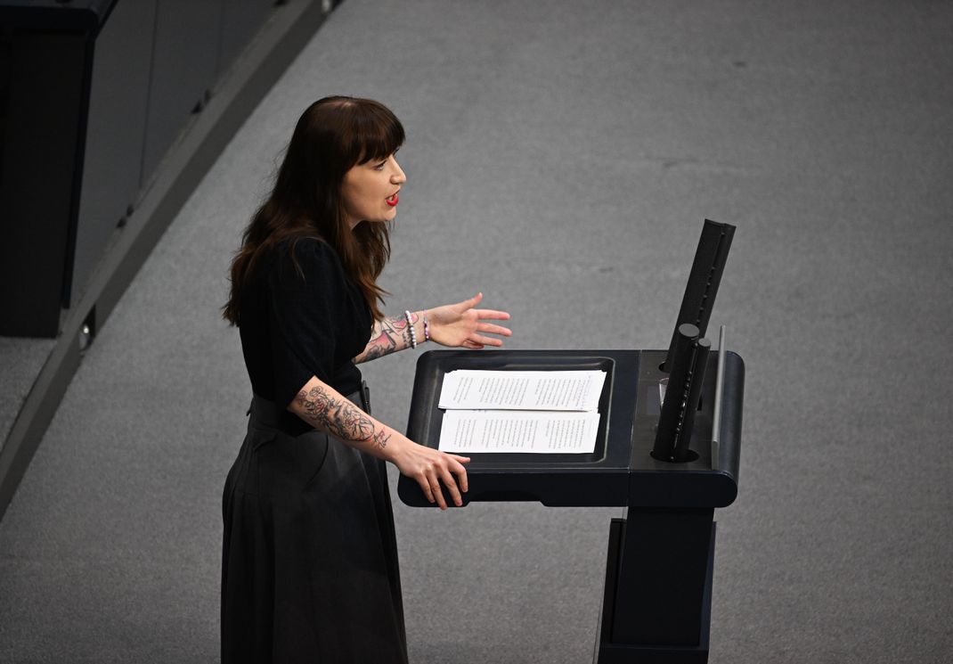 Heidi Reichinnek kritisiert: "Nie ist Geld da" - das gebe es nur für Aufrüstung.