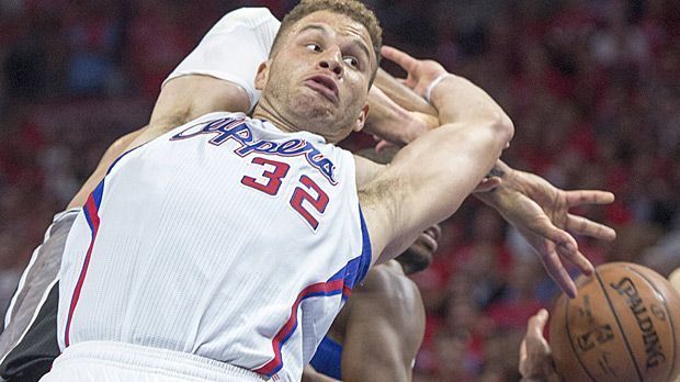 
                <strong>Blake Griffin (Los Angeles Clippers) - 88</strong><br>
                Blake Griffin (Los Angeles Clippers) - 88. Gleichauf mit Aldridge liegt "Mr. Dunk". Seit 2009 trägt der 26-Jährige das Trikot der Clippers und räumt unter den Körben auf. Fünf Mal steht er bereits im All Star Game auf dem Parkett.
              