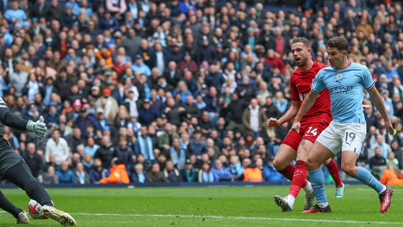 
                <strong>Manchester City gegen FC Liverpool: Schlüsselszenen des Spitzenspiels</strong><br>
                Fast im Gegenzug betätigte sich Grealish dann als Vorbereiter, legte Haaland-Ersatz Alvarez mit einem flachen Pass in die Mitte das 1:1 auf (28.).
              