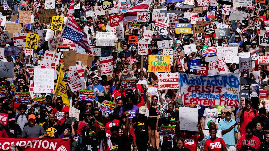 Erst kürzlich waren zahlreiche Protestierende in Washington D.C. gegen Trump auf die Straßen gegangen, jetzt finden erneut Demos statt. (Archivbild)