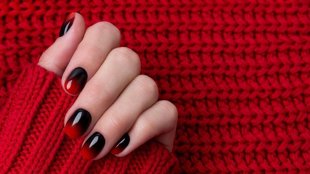 Ombre Nails für das Sternzeichen Steinbock – gerne auch in Rot und Braun. Welcher Nagellacktrend zu deinem Sternzeichen passt, liest du im Beauty-Horoskop.