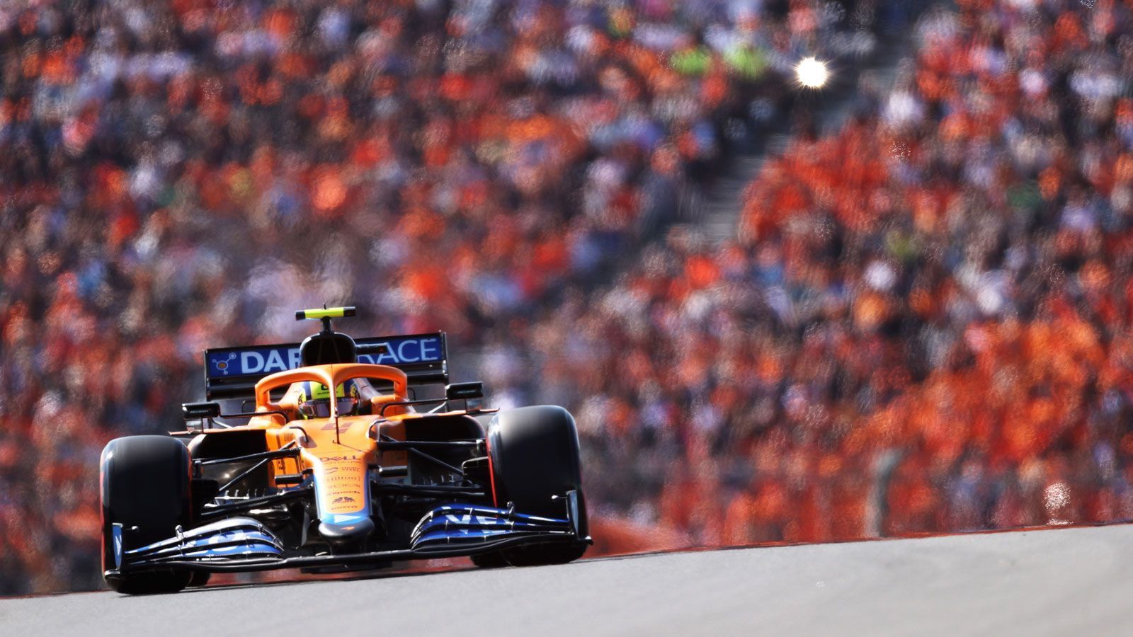 
                <strong>Verlierer: McLaren</strong><br>
                Obwohl es angesichts der "Oranje"-Fans auf den Tribünen beinahe wie ein Heimspiel wirkt, kommen die beiden McLaren überhaupt nicht auf Touren. Lando Norris verpasst am Samstag Q3, während sich Daniel Ricciardo auf Rang zehn quält. Im Rennen dreht der junge Brite den Spieß dann um, holt den einzigen Punkt für den Traditionsrennstall. Seinen dritten Platz in der WM-Wertung muss er nach der dritten Enttäuschung in Folge an Bottas abreten, im prestigeträchtigen Kampf um Platz drei in der Teamwertung macht Ferrari weiter Boden gut - der Rückstand auf die Scuderia beträgt 11,5 Punkte. Es läuft akuell nicht rund beim Team um Andreas Seidl.
              