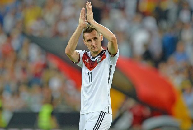 
                <strong>Platz 19: Miroslav Klose (3,4 Mio.)</strong><br>
                Trotz seines WM-Torrekordes sank auch Miroslav Klose im Markenwert um 26 Prozent auf jetzt 3,4 Millionen Euro. Damit belegt der Stürmer von Lazio Rom unter 20 bewerteten Nationalspielern lediglich den vorletzten Rang.
              