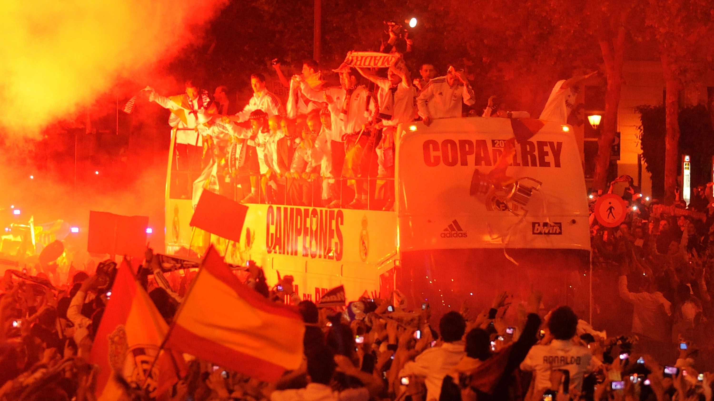 <strong>Real Madrid: Spanischer Pokalsieger 2011</strong><br>Wenn die "Königlichen" nach Triumphen Hof halten, ist das Volk auf den Straßen. So auch 2011, als Real die Copa del Rey, den spanischen Pokal, gewann. Eigentlich, so sollte man meinen, haben die erfolgsverwöhnten Real-Stars Routine im Feiern ...