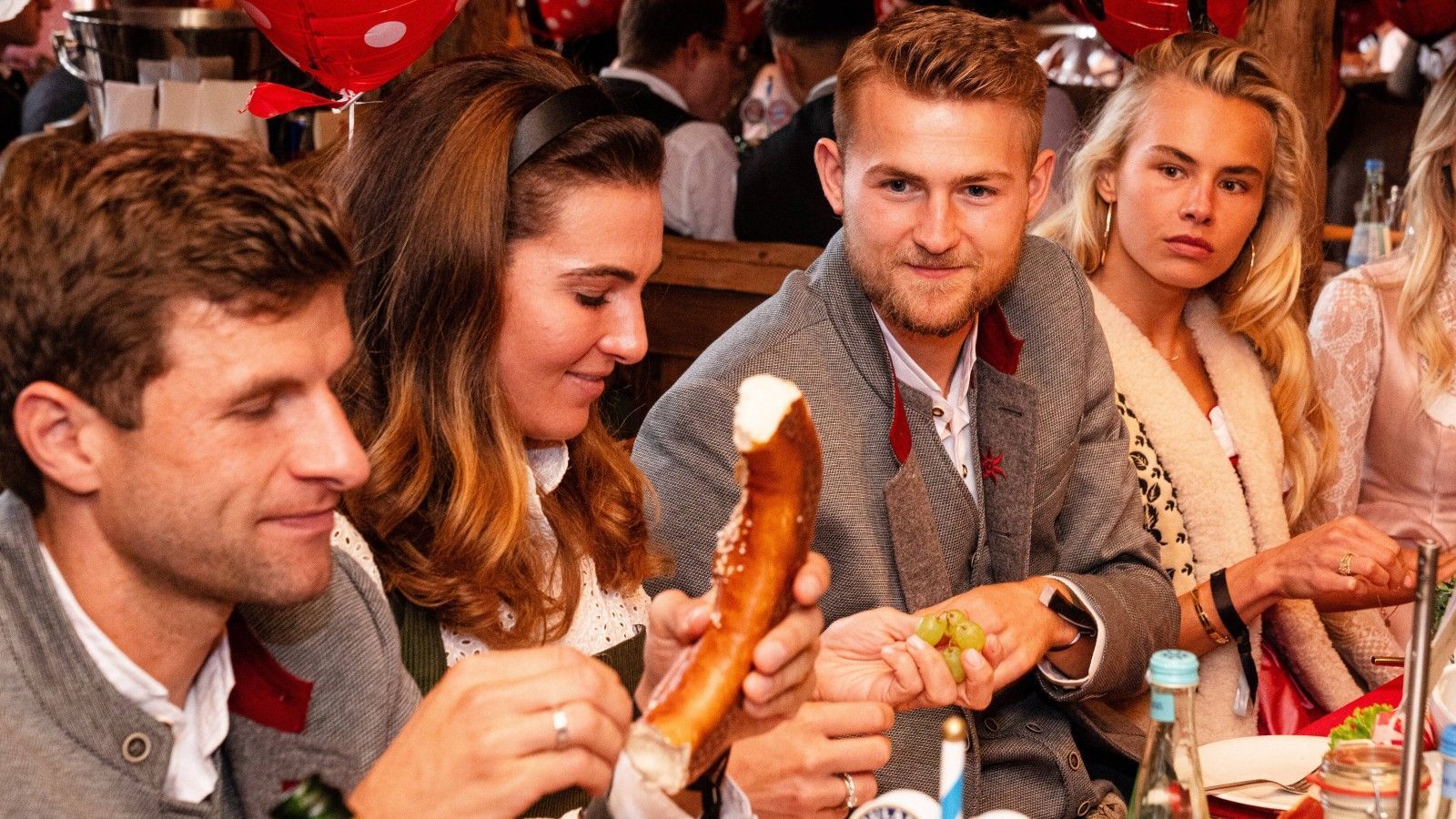 
                <strong>Müller und de Ligt</strong><br>
                Neuzugang de Ligt dürfte mit dem Ehepaar Müller die perfekten Sitznachbarn gefunden haben. Wohl niemand kann den Niederländer besser in die Geheimnisse der Wiesn einweihen.
              