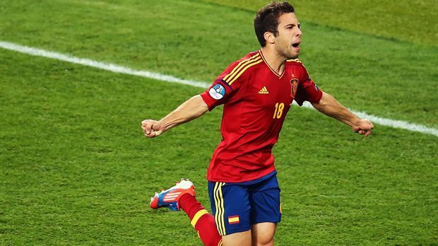 
                <strong>Linker Vertediger - Jordi Alba (Spanien)</strong><br>
                Linker Vertediger - Jordi Alba (Spanien): Links hinten verteidigte bei den Spaniern Barcas Alba. Er hatte sein Turnier-Highlight im Endspiel gegen Italien, als er kurz vor der Pause auf 2:0 für Spanien erhöhte. Endstand: 4:0!
              