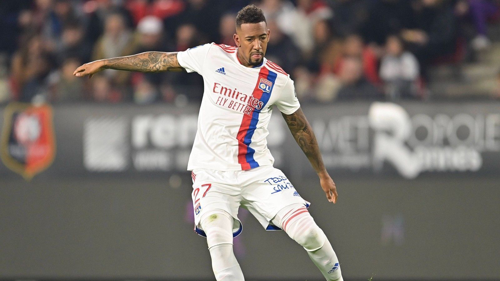 
                <strong>Jerome Boateng (Olympique Lyon)</strong><br>
                Jerome Boateng erlebt bei seinem neuen Arbeitgeber Olympique Lyon aktuell keine einfache Zeit. Bei der empfindlichen 1:4-Niederlage gegen Stade Rennes zeigte der frühere Bayern-Star, genau wie seine Teamkollegen, eine schwache Vorstellung. Die französische Zeitung "L'Equipe" fällte im Anschluss ein vernichtendes Urteil und schrieb, der Verteidiger habe "wie ein Geist" gespielt. Dass seine auffälligste Aktion derweil eine verbale Attacke gegen Teamkollege und Kapitän Leo Dubois war, ließ seine Performance noch schwächer wirken. Nach der Partie entschuldigte sich Boateng für seinen Ausrutscher. Für den 33-Jährigen bleibt aber zumindest die Hoffnung, dass das Spiel nur ein Ausrutscher war. Zuvor hatte der Innenverteidiger häufig ansprechende Leistungen gezeigt und sich einen Stammplatz erspielt.
              