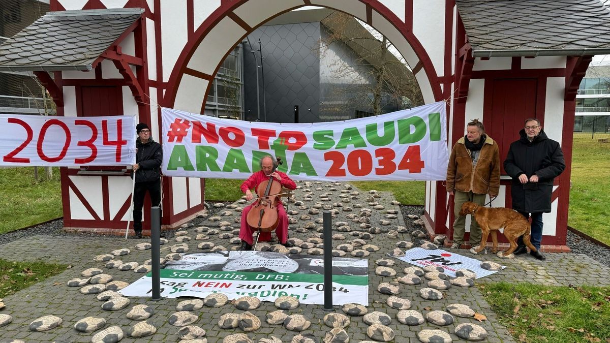 Protestaktion gegen WM-Vergabe vor DFB-Campus