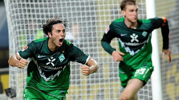 
                <strong>Zweite Spielzeit bei Werder</strong><br>
                Bremen und Pizarro - das passte einfach. Am 25. Oktober 2010 knackte er die Bestmarke von Giovane Elber. Mit seinem 134. Bundesliga-Tor im Spiel gegen Gladbach wurde er der erfolgreichste ausländische Torjäger in der Bundesliga. Mittlerweile hat er sich einen neuen Rekord vorgeknöpft ...
              