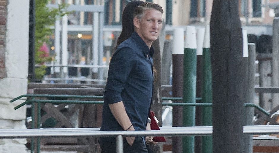 
                <strong>Bastian Schweinsteiger heiratet Ana Ivanovic</strong><br>
                Bereits am Montag trafen Bastian Schweinsteiger und Ana Ivanovic in Venedig ein. Noch zeigen sich der deutsche Fußball-Weltmeister und der serbische Tennisstar im lockeren Freizeitlook...
              