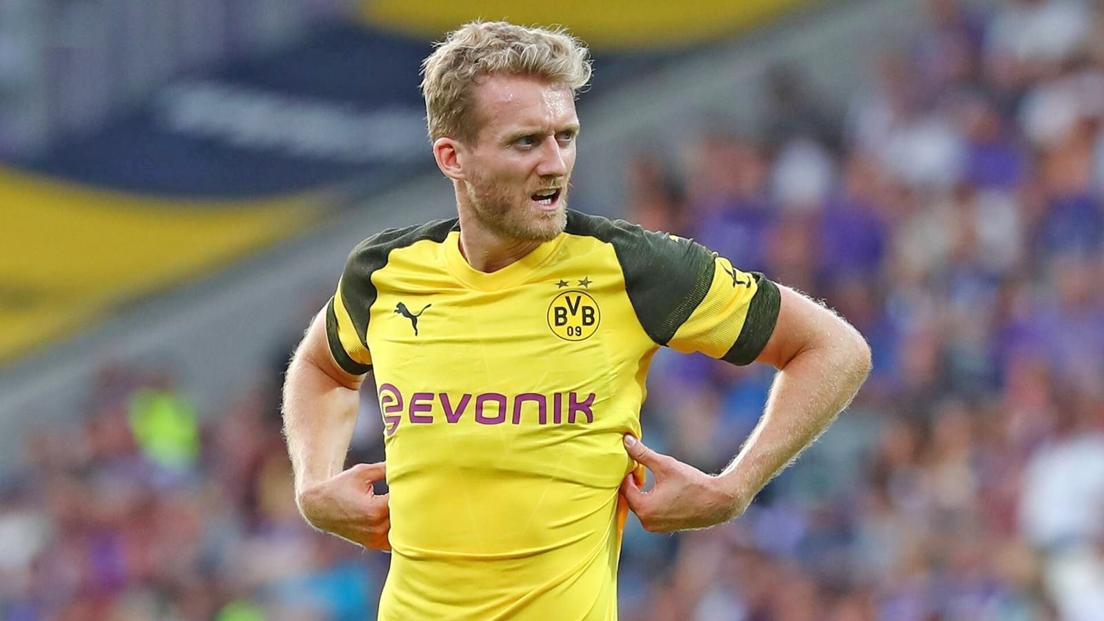 
                <strong>Andre Schürrle (Borussia Dortmund)</strong><br>
                Der Abschied von Andre Schürrle von Borussia Dortmund ist nur noch eine Frage der Zeit. Der Offensivspieler fehlte bereits beim Testspiel gegen Manchester City, um Verhandlungen mit anderen Klubs zu führen. Angeblich zieht es ihn wieder nach England, Crystal Palace wird als Abnehmer gehandelt. "Wir haben mit ihm offen die Situation besprochen, dass wir auf den Positionen sehr viele Optionen haben, dass die Planungen auch in eine andere Richtung gehen", sagte Sportdirektor Michael Zorc der "WAZ".
              