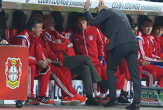 
                <strong>Pep on Fire</strong><br>
                So wie es aussieht, können auch die Co-Trainer und Matthias Sammer nicht helfen.
              