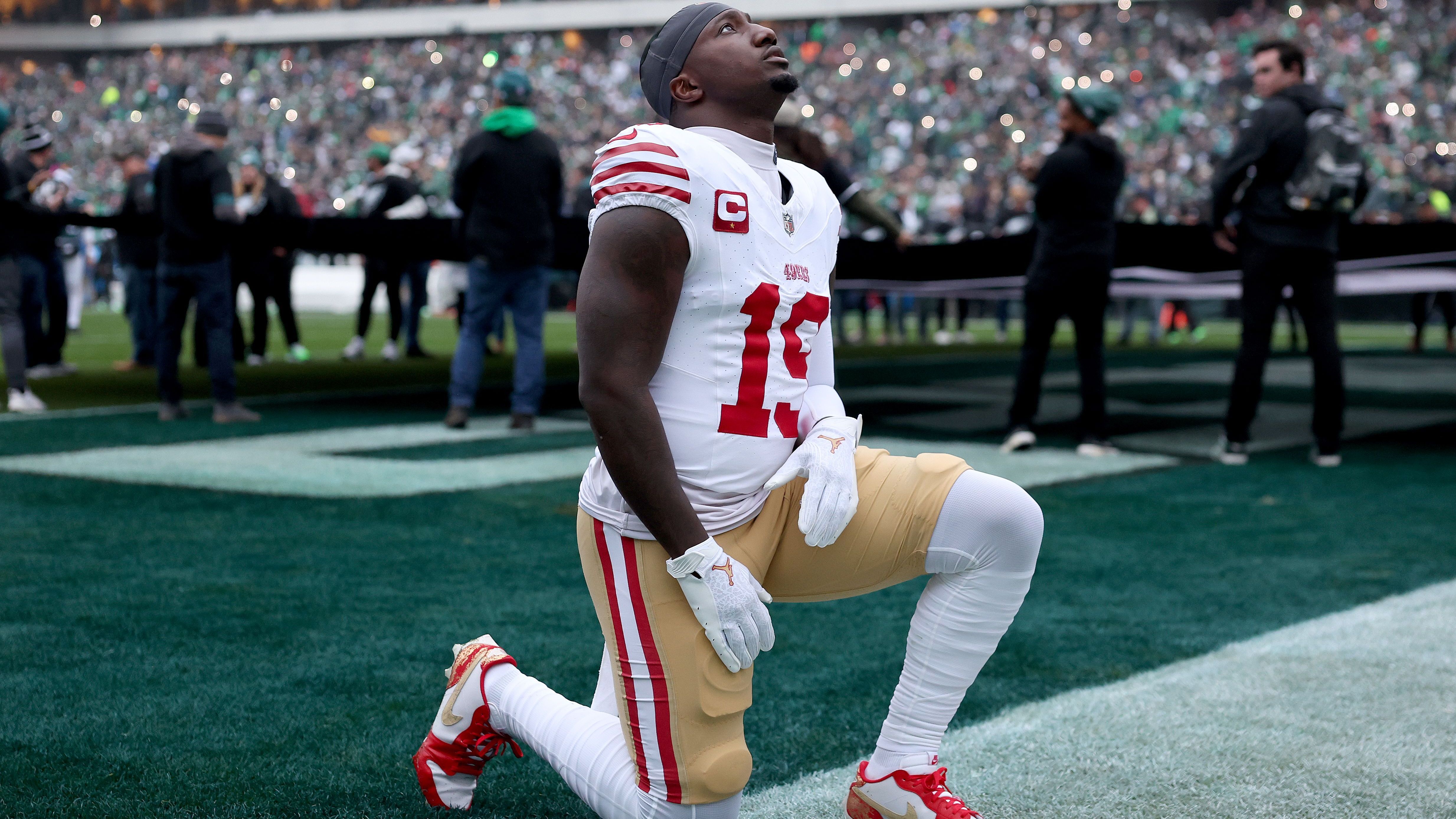 <strong>Gewinner: Deebo Samuel (San Francisco 49ers)</strong><br>Wer so laut redet, muss auch auf dem Platz abliefern. Und das hat Deebo mehr als nur eindrucksvoll gemacht. 138 Total Yards und drei Touchdowns holte er sowohl durch die Luft als auch über den Boden. Die Eagles bekamen Deebo nicht unter Kontrolle - und haben die Quittung im Box Score bekommen.