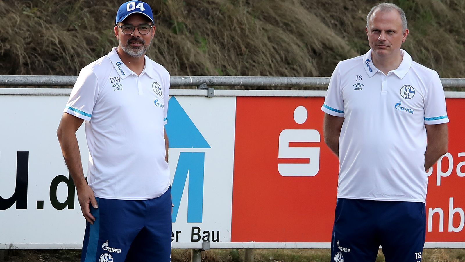 
                <strong>Trainer-Roulette</strong><br>
                Das 0:5 zum Auftakt beim FC Bayern nehmen die Verantwortlichen noch hin, nach dem 0:3 gegen Werder Bremen muss David Wagner gehen. Der Technische Direktor Michael Reschke kommt mit Sportvorstand Jochen Schneider überein, Schalke neu aufzustellen. Huub Stevens wird als Performance-Planer verpflichtet. Später kommen als Manager noch Andreas Müller, als Team-Koordinator Kevin Kuranyi und als Head of better Football Ebbe Sand hinzu. Die Task Force Titelgewinn 2055 wird ab Oktober von Olaf Thon geleitet. Im Dezember fällt Reschke und Schneider auf, dass immer noch ein Trainer fehlt. Felix Magath sagt spontan zu und rettet die Saison, Schalke wird 13.
              