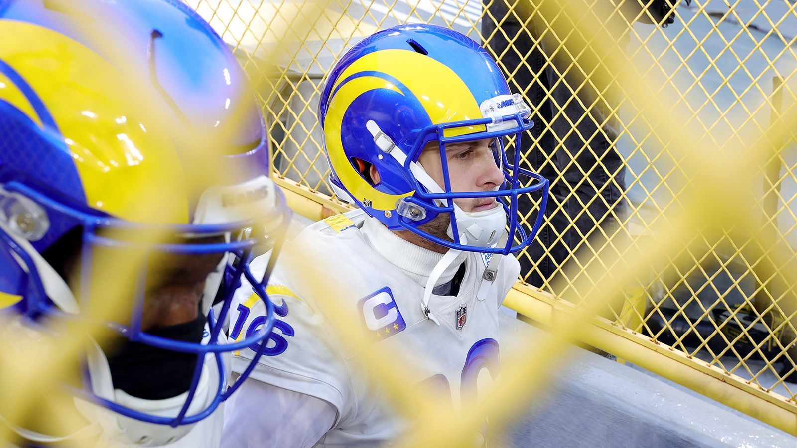 
                <strong>Goff-Trade? Rams müssen finanzielle Situation abwägen</strong><br>
                Denn im Falle eines Trades würden die Rams auf einem Dead Cap von rund 22 Millionen Dollar sitzenbleiben. Dieser könnte auf 6,8 Millionen Dollar reduziert werden, wenn das Team den 26-Jährigen erst nach dem 1. Juni tradet. Das heißt aber auch, dass die Suche nach einem möglichen Nachfolger bis dahin warten müsste - ein echtes Risiko. Die Rams stehen jetzt schon mit einem negativen Cap Space von 27 Millionen Dollar in der Kreide. Ein Trade muss also gut durchdacht werden. ran.de zeigt die möglichen Landing Spots für Jared Goff.
              
