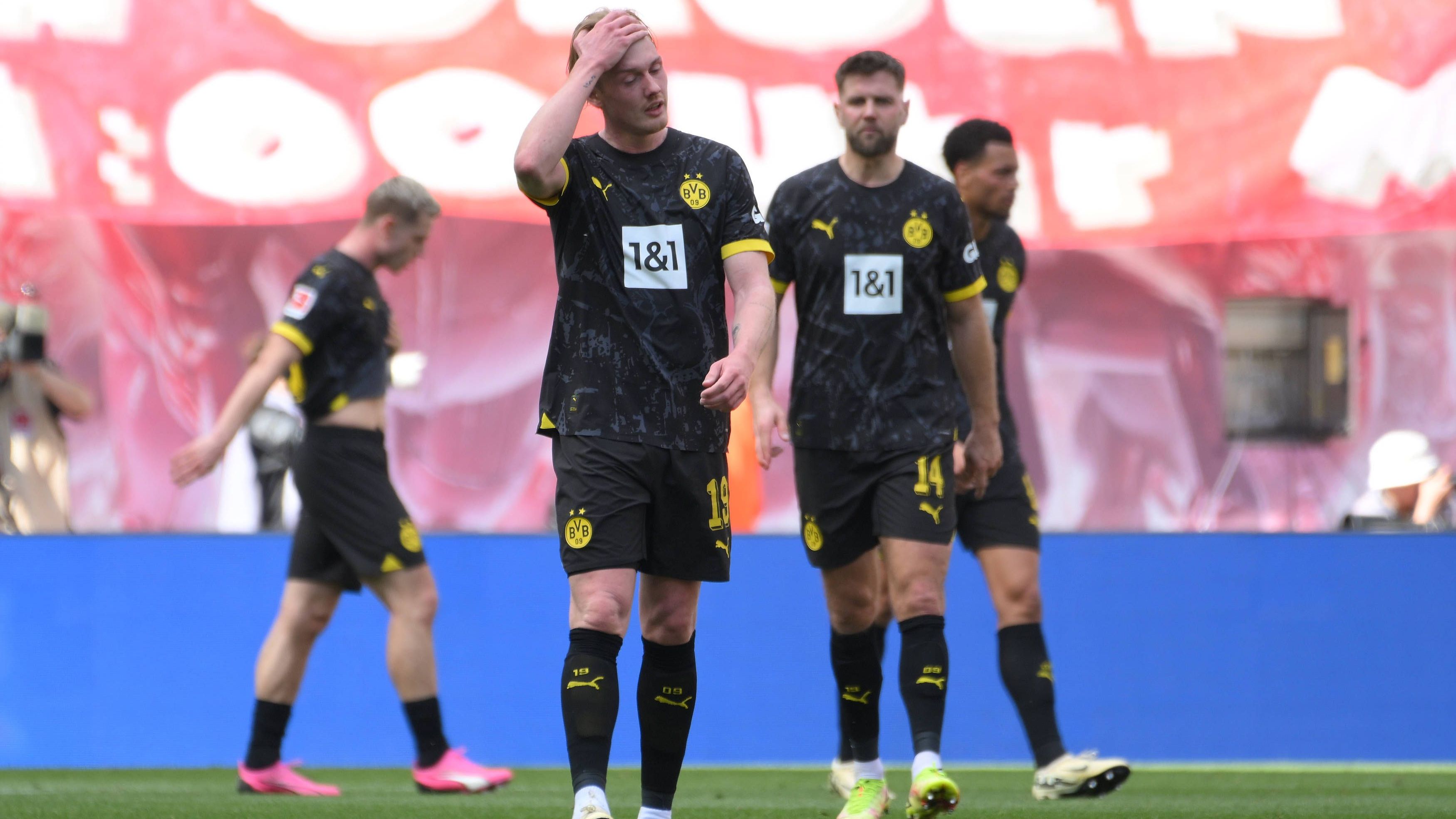 <strong>Borussia Dortmund - die Noten zum Debakel gegen RB Leipzig:</strong>&nbsp; Borussia Dortmund verliert trotz 1:0 Führung mit 1:4 gegen RB Leipzig und damit wohl die letzte Hoffnung auf Tabellenplatz 4. <em><strong>ran</strong></em> bewertet die Leistungen der BVB-Profis.&nbsp;