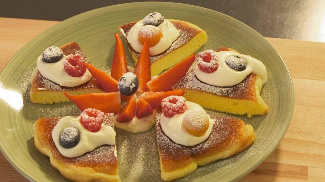 Mit verschiedenen Toppings wie Sirup, Obst oder Eis werden Soufflé-Pancakes zu essbaren Kunstwerken.