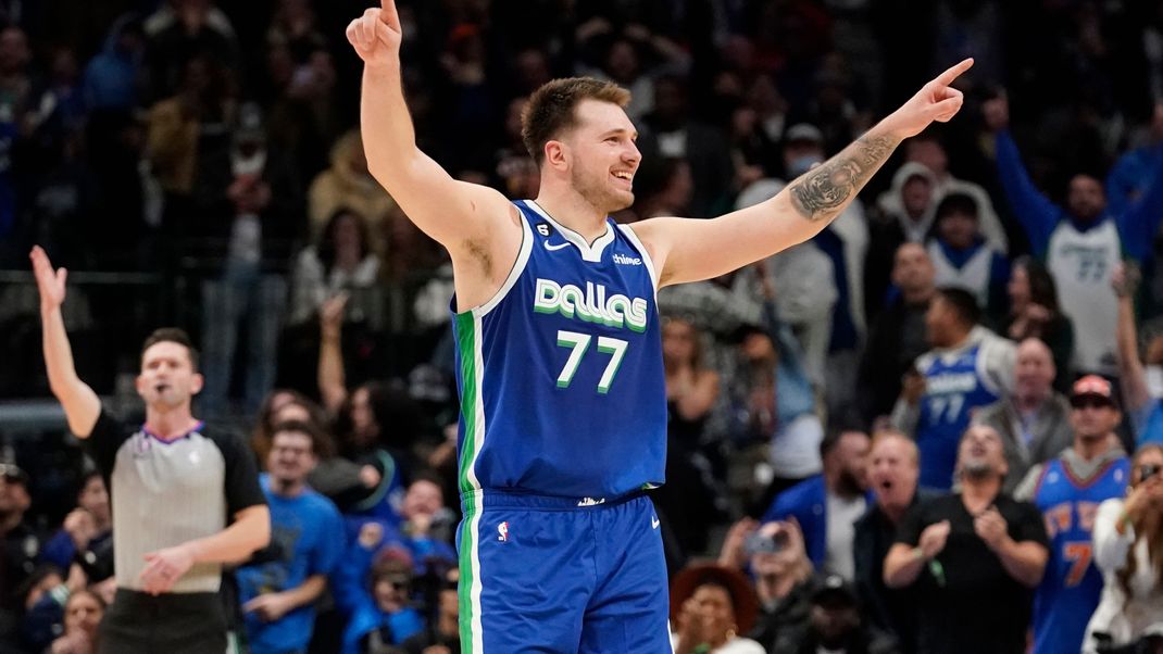 Dallas Mavericks-Guard Luka Doncic feiert den entscheidenden Korb.