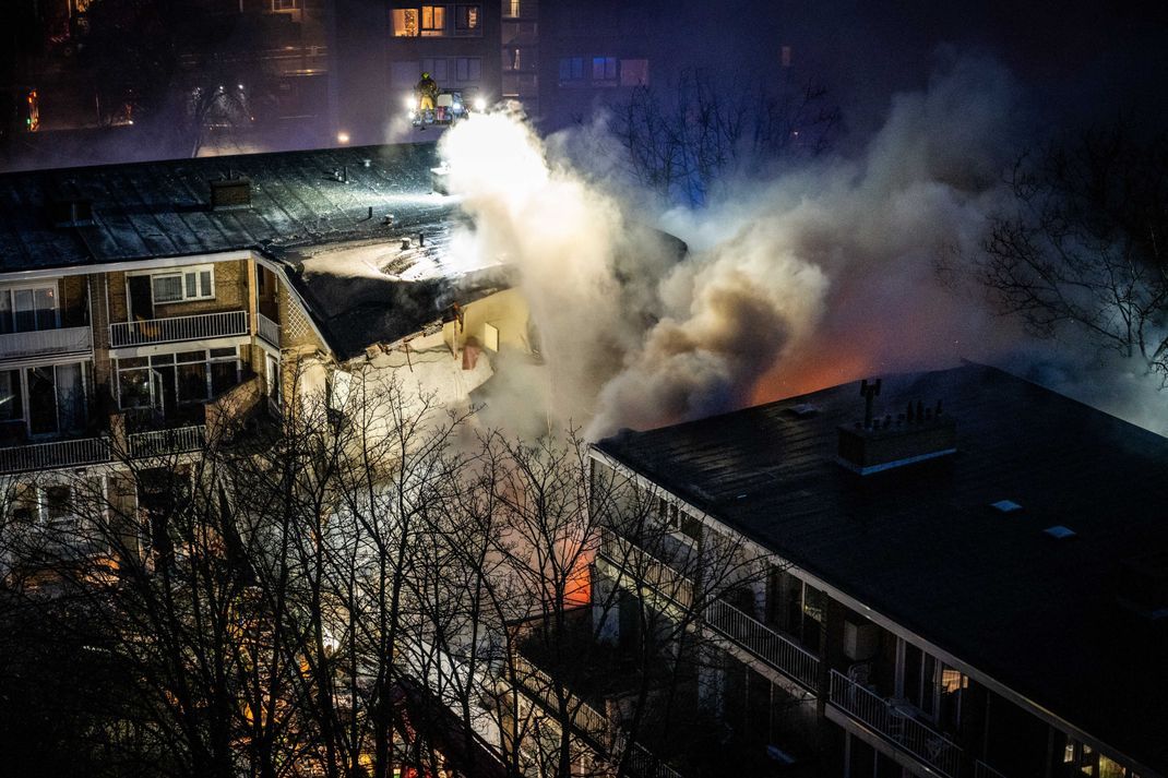 Rettungskräfte sind an dem explodierten Wohnhaus in Den Haag im Einsatz.