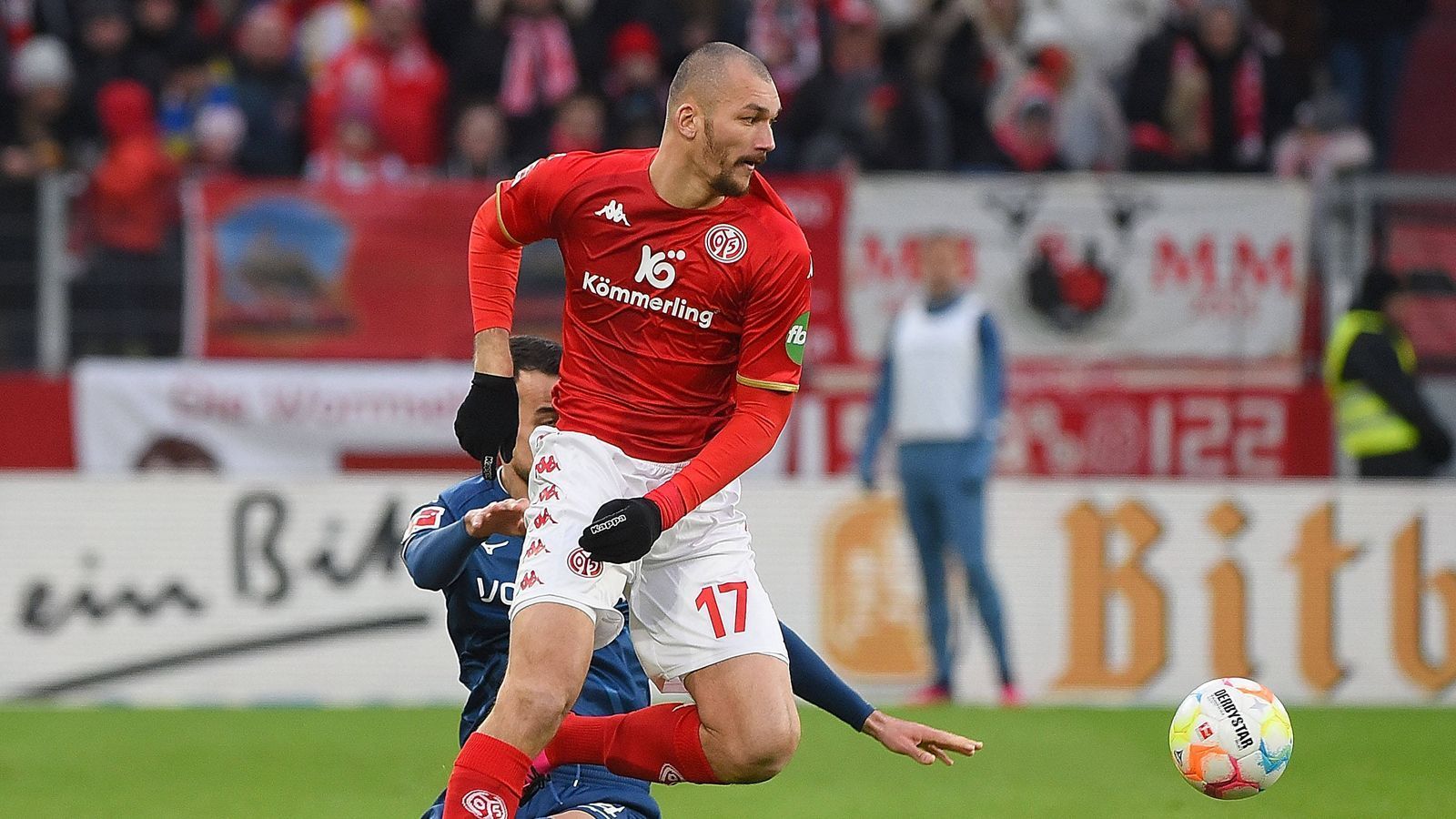 
                <strong>Ludovic Ajorque (FSV Mainz 05, ehem. Racing Straßburg) Ablöse: 6 Mio. Euro </strong><br>
                Mainz machte Stürmer Ludovic Ajorque mit einer Ablöse von knapp sechs Millionen Euro (mit Bonuszahlungen bis zu 7 Millionen) zum geteilt zweitteuersten Zugang der eigenen Saison (Sommer- und Wintertransfers). Der 1,97 Meter große Sturm-Hüne soll dem Offensivspiel der Mainzer eine neue Dimension verleihen und der Mannschaft von Bo Svensson aus dem Tabellen-Mittelfeld nach oben helfen. Nach 18 Spieltagen steht der Klub auf Platz elf der Bundesliga und hat erst sechs Spiele gewonnen. In Mainz hat Ajorque einen Drei-Jahres-Vertrag bis 2026 unterschrieben.
              