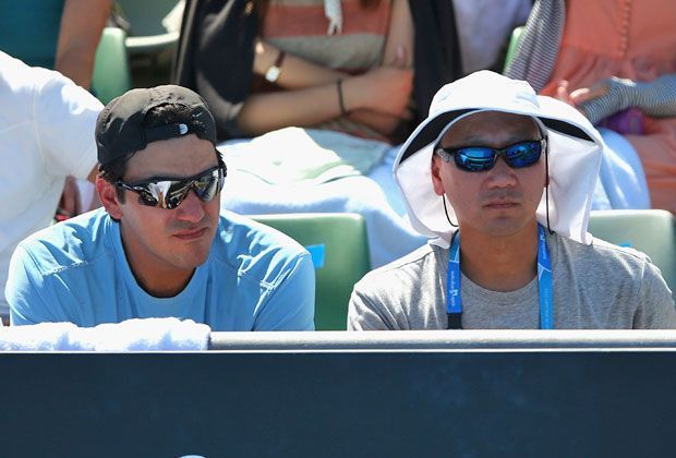 
                <strong>MelBURN: So heiß laufen die Australian Open</strong><br>
                Ex-Tennisstar Michael Chang (re.) setzte 2014 beim Spiel seines Schützlings Kei Nishikori neue modische Maßstäbe. Der Amerikaner schwört bei in der Hitze Melbournes auf den "Imker-Look".
              