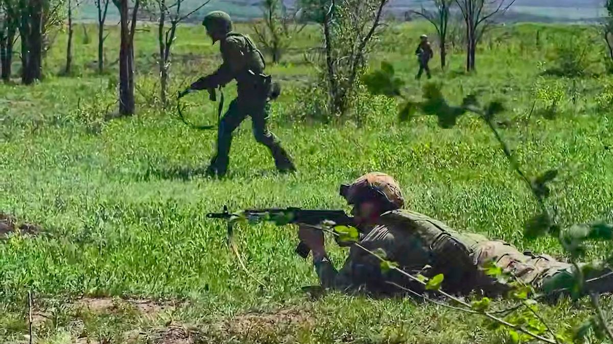 15. Juni 2025, Ukraine: Foto aus einem vom Pressedienst des russischen Verteidigungsministeriums verbreiteten Video mit Angriffstruppen der russischen Armee