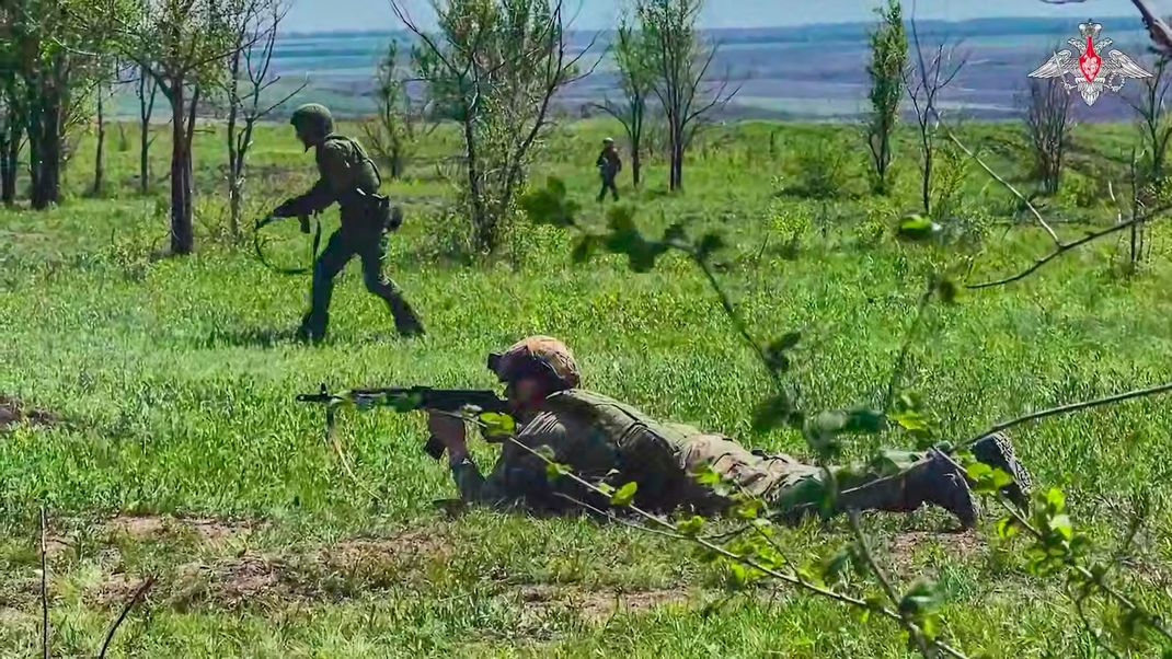 15. Juni 2025, Ukraine: Foto aus einem vom Pressedienst des russischen Verteidigungsministeriums verbreiteten Video mit Angriffstruppen der russischen Armee