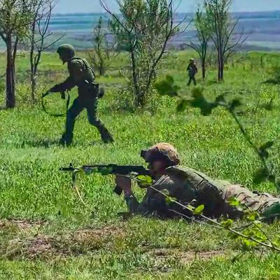 15. Juni 2025, Ukraine: Foto aus einem vom Pressedienst des russischen Verteidigungsministeriums verbreiteten Video mit Angriffstruppen der russischen Armee