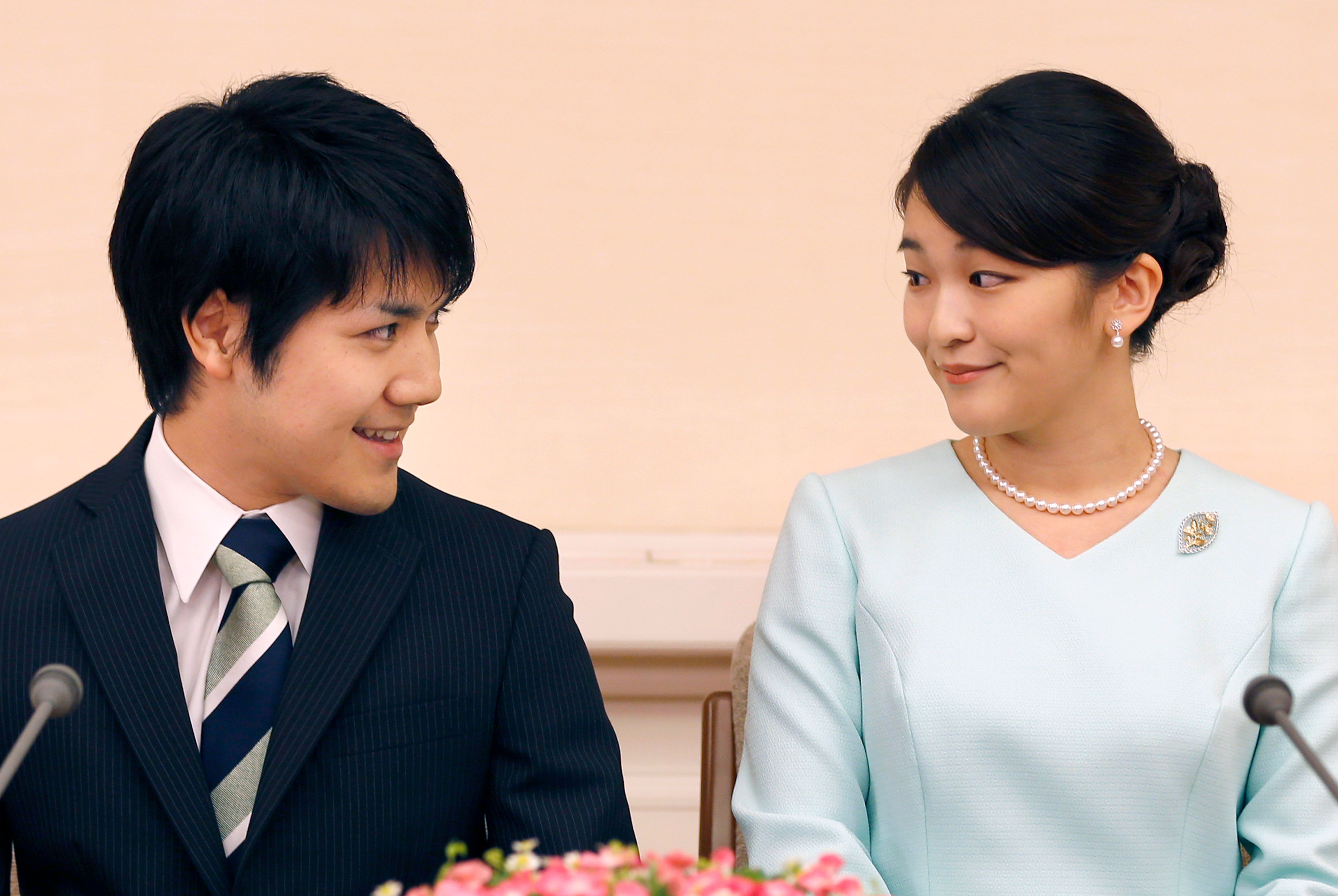 In diesen Blicken liegt eindeutig Liebe: Kei Komuro (links) und Prinzessin Mako. Doch nicht jede:r freute sich in Japan über das Glück der beiden.
