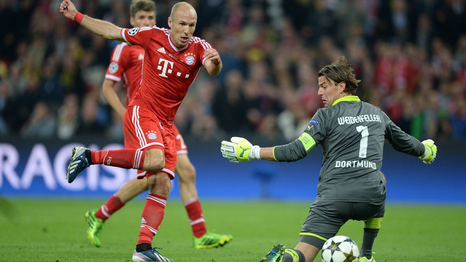 <strong>Robbens magische Wembley-Nacht</strong><br>Robben lieferte die vielleicht beste Leistung seiner Karriere ab. Zunächst gab er die Vorlage zur Führung der Münchner. Als dann nach dem zwischenzeitlich Ausgleich kurz vor Schluss alle Beteiligten mit einer Entscheidung in der Verlängerung rechneten, schlug Robbens große Stunde in der 89. Minute. Die Münchner waren am Ziel ihrer Träume.