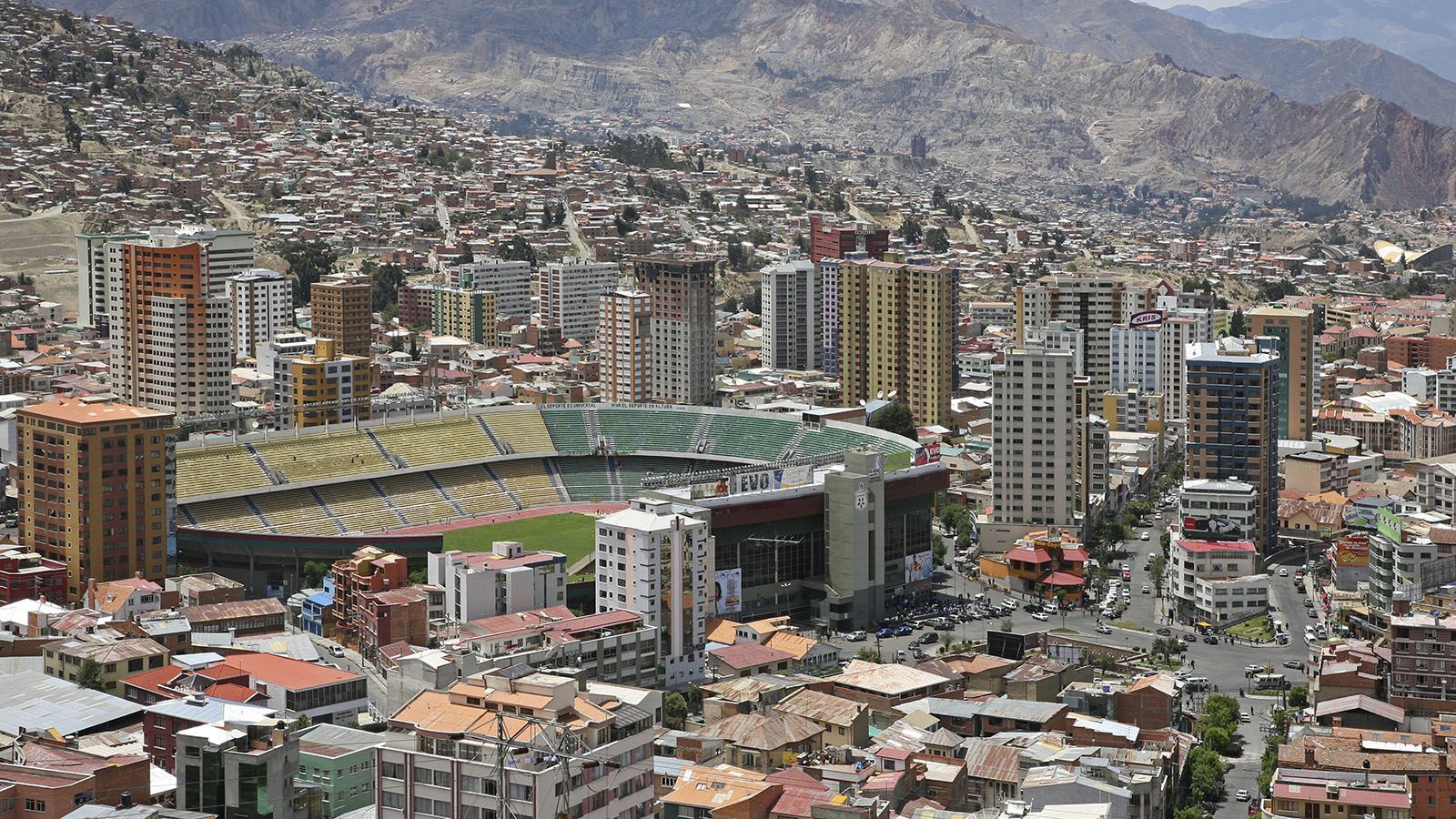 
                <strong>Estadio Hernando Siles (Bolivien)</strong><br>
                Das Estadio Hernando Siles ist der größte Sportkomplex Boliviens und hat Platz für 42.000 Zuschauer. Es liegt in der Hauptstadt La Paz auf einer Höhe von 3.637 Metern. Weil sich viele ausländische Mannschaften über die Benachteiligung durch die Höhenlage beschwerten, griff die FIFA zwischenzeitlich ein und setzte eine Höhengrenze von 2.500 Metern für WM-Qualifikationsspiele an. Bolivien protestierte erfolgreich. Seitdem darf Bolivien mit einer Sondergenehmigung im Hernando Siles spielen.
              