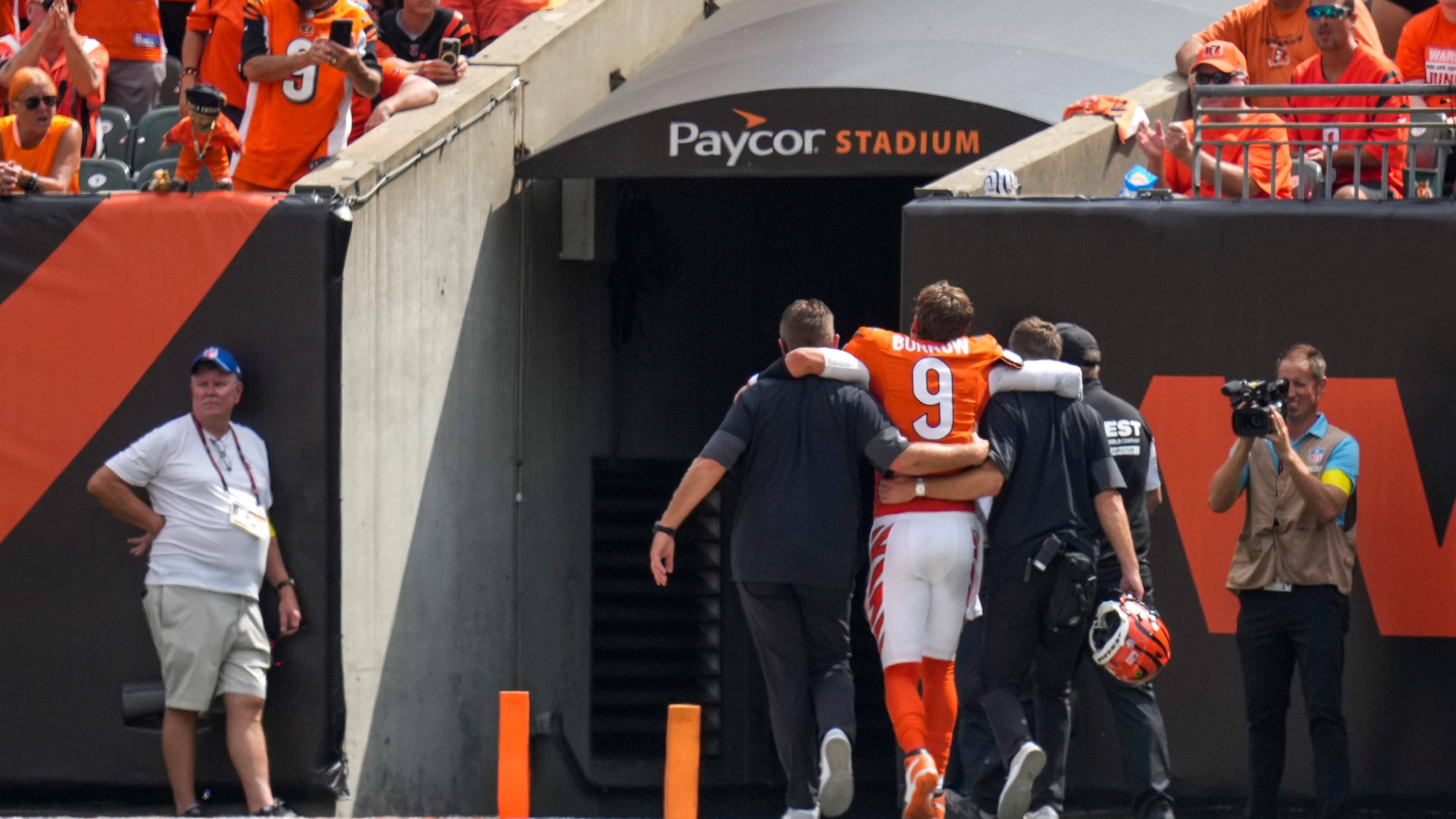 <strong>Joe Burrow nach nur zwei Wochen verletzt</strong><br>...welches nach nur zwei Spieltagen bereits bestraft wird. Joe Burrow hat sich am Sonntag beim Sieg gegen die Jacksonville Jaguars am Zeh verletzt und muss operiert werden. Das ist leider nicht die erste Verletzung des Nummer eins Picks aus dem Draft 2020. <em><strong>ran</strong></em> zeigt die Leidensgeschichte des Star-Quarterbacks seit seiner Ankunft in der NFL.