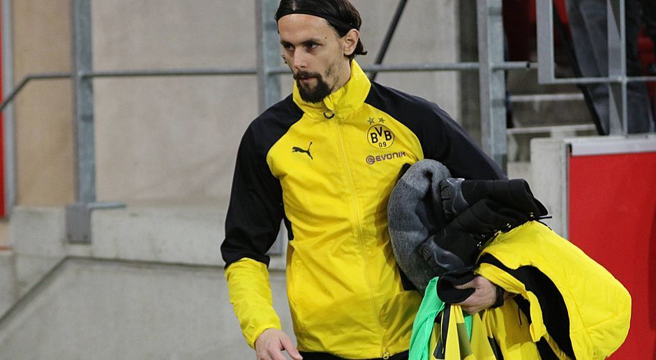 
                <strong>Verlierer: Neven Subotic</strong><br>
                Auch der Serbe muss sich unter Stöger, den er aus dem gemeinsamen Halbjahr in Köln kennt, wieder hinten anstellen. Hatte Bosz den Abwehrspieler in seiner Not kurz vor der Entlassung plötzlich von der Tribüne drei Mal nacheinander in die Startelf beordert, durfte Neven Subotic seither nur noch ran, um gegen Hoffenheim den knappen Vorsprung über die Zeit zu retten. Aktuell deutet wieder alles darauf hin, was schon im Sommer zu vermuten war: Die zehnte dürfte seine letzte Saison beim BVB sein.
              