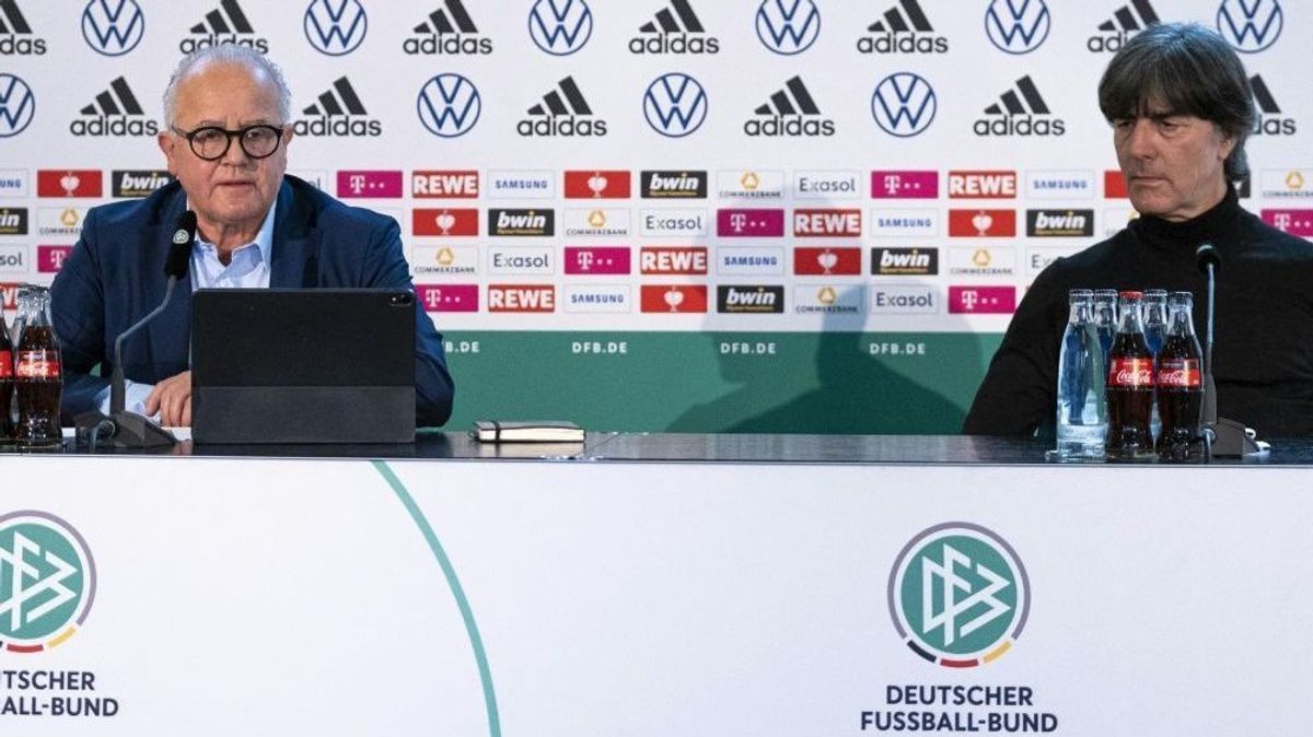 Keller (l.) gibt Bundestrainer Löw Rückendeckung