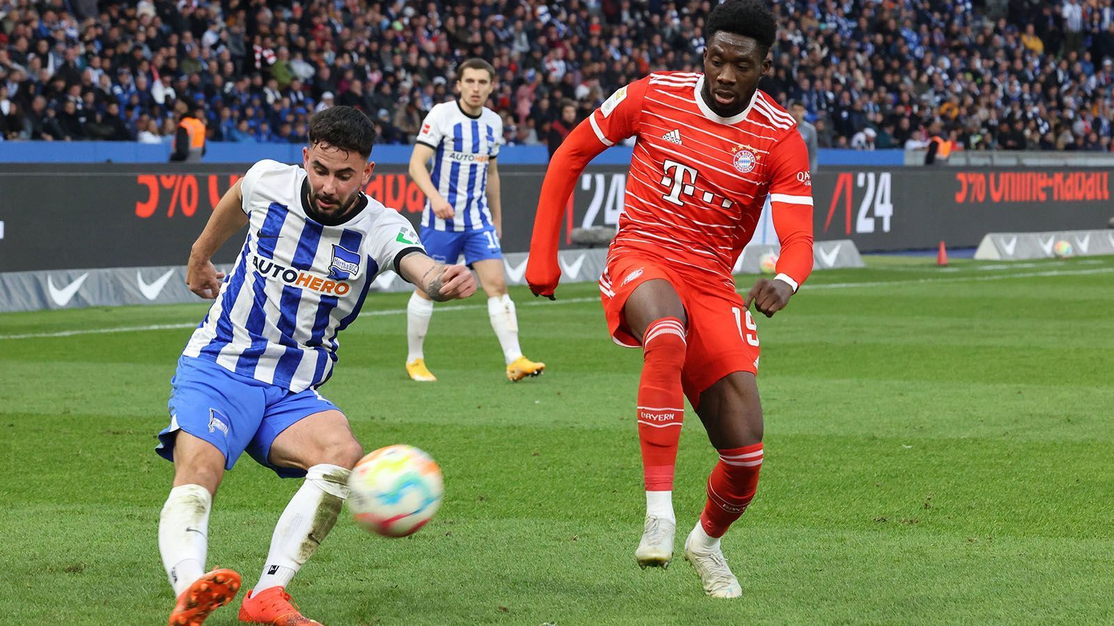 
                <strong>Alphonso Davies</strong><br>
                Sein Fehlpass im Mittelfeld ermöglicht der Hertha den ersten gefährlichen Angriff durch Lukebakio. Er wirkt danach verunsichert und agiert offensiv wie auch defensiv zu ungenau, leitet dann immerhin den Angriff zum 2:0 ein. Der Gegentreffer zum 1:3 wird allerdings über seine Seite eingeleitet. Zudem wird das vermeintliche Tor zum 4:2 nicht gewertet, weil er im Abseits steht. Kurz darauf erfolgt die Auswechslung, weil er Schmerzen am Bein hat. ran-Note: 4 
              