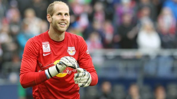 
                <strong>Tor - Peter Gulacsi</strong><br>
                Der heutige Leipzig-Torhüter Peter Gulacsi kam im Sommer 2013 vom FC Liverpool nach Salzburg - ablösefrei! Bei den "Reds" konnte sich der Ungar zuvor nicht gegen Pepe Reina durchsetzen, wurde mehrere Mal innerhalb Englands verliehen. In Salzburg wurde der heute 27-Jährige sofort die Nummer 1, entwickelte sich anschließend zum Nationalspieler. Zwei Jahre später holte Ralf Rangnick Gulacsi zum damaligen Zweitligisten Leipzig, wo er mittlerweile ein sehr guter Rückhalt für die Sachsen ist. 2015 sollen für den Gulacsi-Transfer drei Millionen Euro Ablöse geflossen sein. Zuletzt verlängerte der 1,90-Meter-Hüne seinen Vertrag vorzeitig bis 2022. 
              