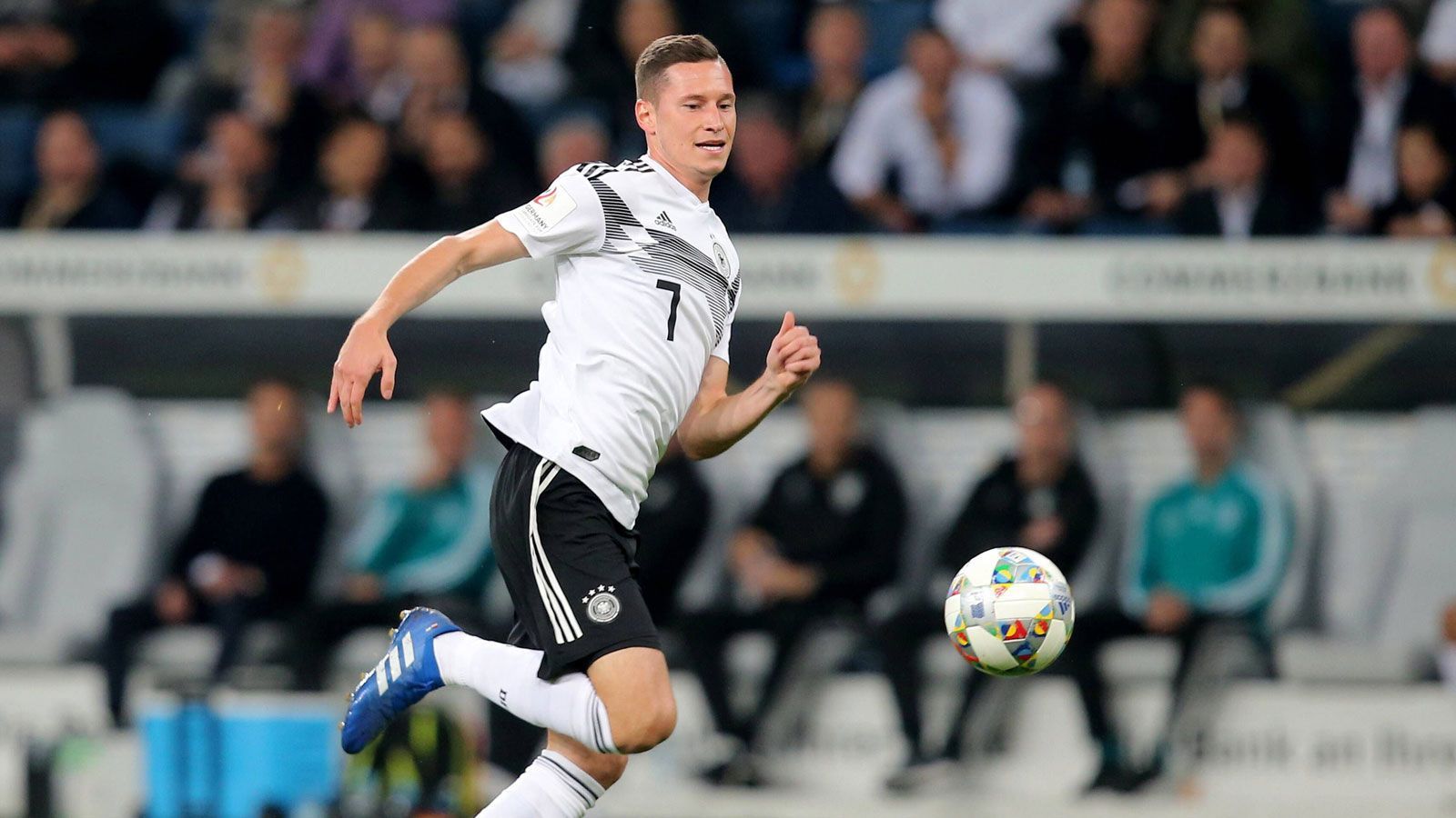 
                <strong>Verlierer: Julian Draxler</strong><br>
                Gegen Frankreich sitzt er komplett draußen, gegen Peru darf er die zweiten 45 Minuten bestreiten. Das ist die schlechtere Hälfte des Spiels, in dem Julian Draxler keinen Offensivdrang entwickelt, kein Tempo und kein Durchsetzungsvermögen zeigt.
              