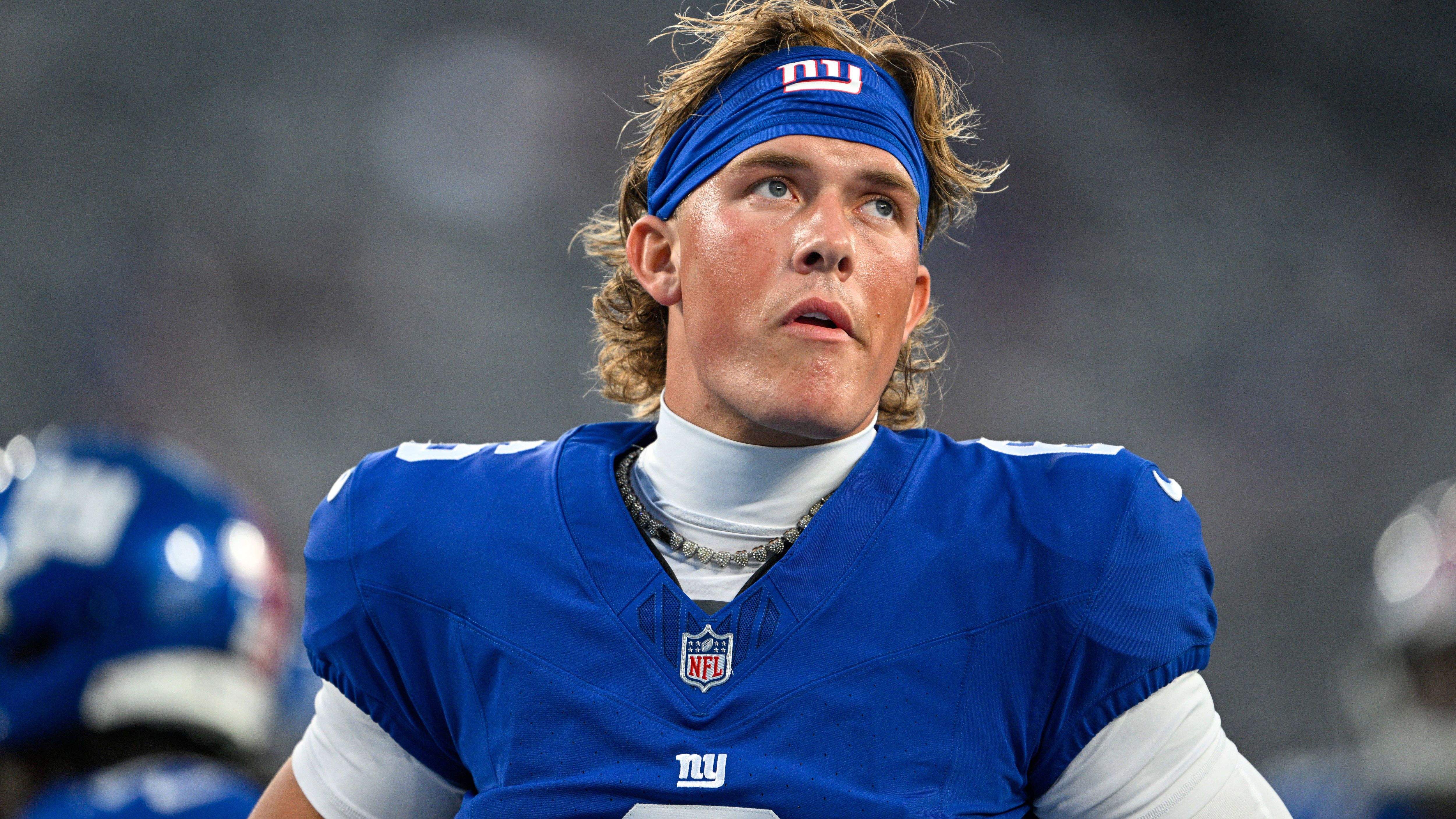 <strong>Jaxson Dart (New York Giants)</strong><br>Kein Rookie-Quarterback warf für mehr Raumgewinn als der 25. Pick des Drafts mit seinen 372 Passing Yards. Auch seine drei Touchdowns in drei Partien sind ein starker Wert für die Nummer 3 hinter Russell Wilson und Jameis Winston. Dazu kamen noch 52 Rushing Yards. Turnover unterliefen ihm in der ganzen Preseason nicht. Kein Wunder, dass Head Coach Brian Daboll sich zufrieden zeigte: "Er hat jeden Tag Fortschritte gemacht. Ich bin froh, dass wir ihn gedraftet haben." Ein typischer Rookie-Fehler unterlief ihm dennoch: In Woche 3 wollte er bei einem Lauf zu viel. Anstatt zu sliden, wollte er einen Patriots-Verteidiger umlaufen und kassierte einen heftigen Hit zur Strafe. Den Fumble recoverte ein Teamkollege und das Concussion Protocol gab bei Dart Entwarnung – doppeltes Glück.
