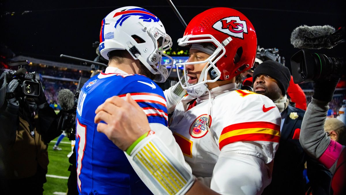 NFL, American Football Herren, USA AFC Divisional Round-Kansas City Chiefs at Buffalo Bills Jan 21, 2024; Orchard Park, New York, USA; Kansas City Chiefs quarterback Patrick Mahomes (15) greets Buf...