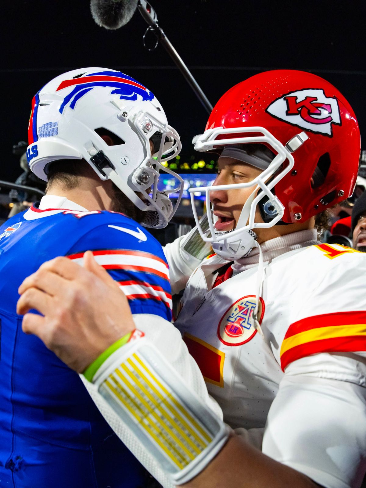 NFL, American Football Herren, USA AFC Divisional Round-Kansas City Chiefs at Buffalo Bills Jan 21, 2024; Orchard Park, New York, USA; Kansas City Chiefs quarterback Patrick Mahomes (15) greets Buf...