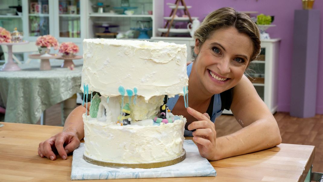 Sandras Torte "Väterchen Frost" im Halbfinale von "Das große Backen" 2024.