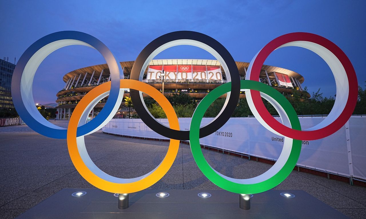 Olympische Ringe: Pierre der Coubertin hat das Logo selbst entworfen und stellte es 1913 erstmals der Öffentlichkeit vor. Zum Einsatz bei Olympischen Spielen kamen die Ringe dann 1920 in Antwerpen. Sie symbolisieren das Zusammenkommen der Sportlerinnen und Sportler der 5 Kontinente, Amerika wurde als eines gezählt. 