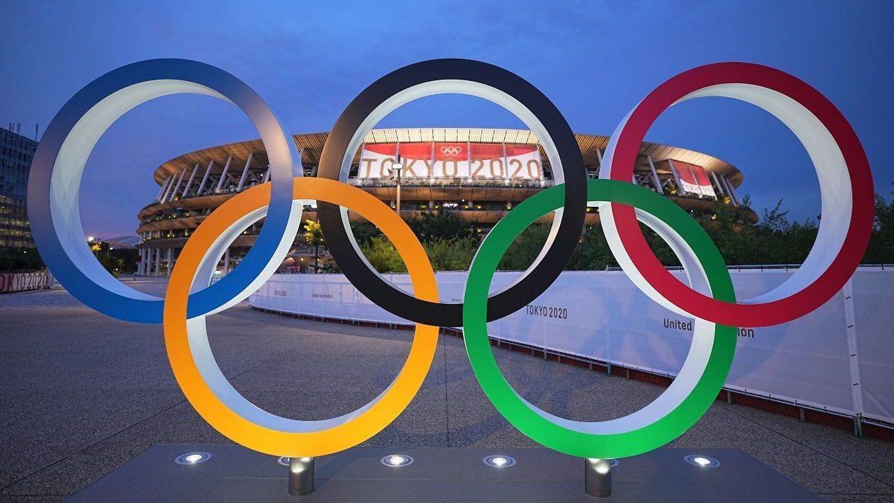 Olympische Ringe: Pierre der Coubertin hat das Logo selbst entworfen und stellte es 1913 erstmals der Öffentlichkeit vor. Zum Einsatz bei Olympischen Spielen kamen die Ringe dann 1920 in Antwerpen. Sie symbolisieren das Zusammenkommen der Sportlerinnen und Sportler der 5 Kontinente, Amerika wurde als eines gezählt. 