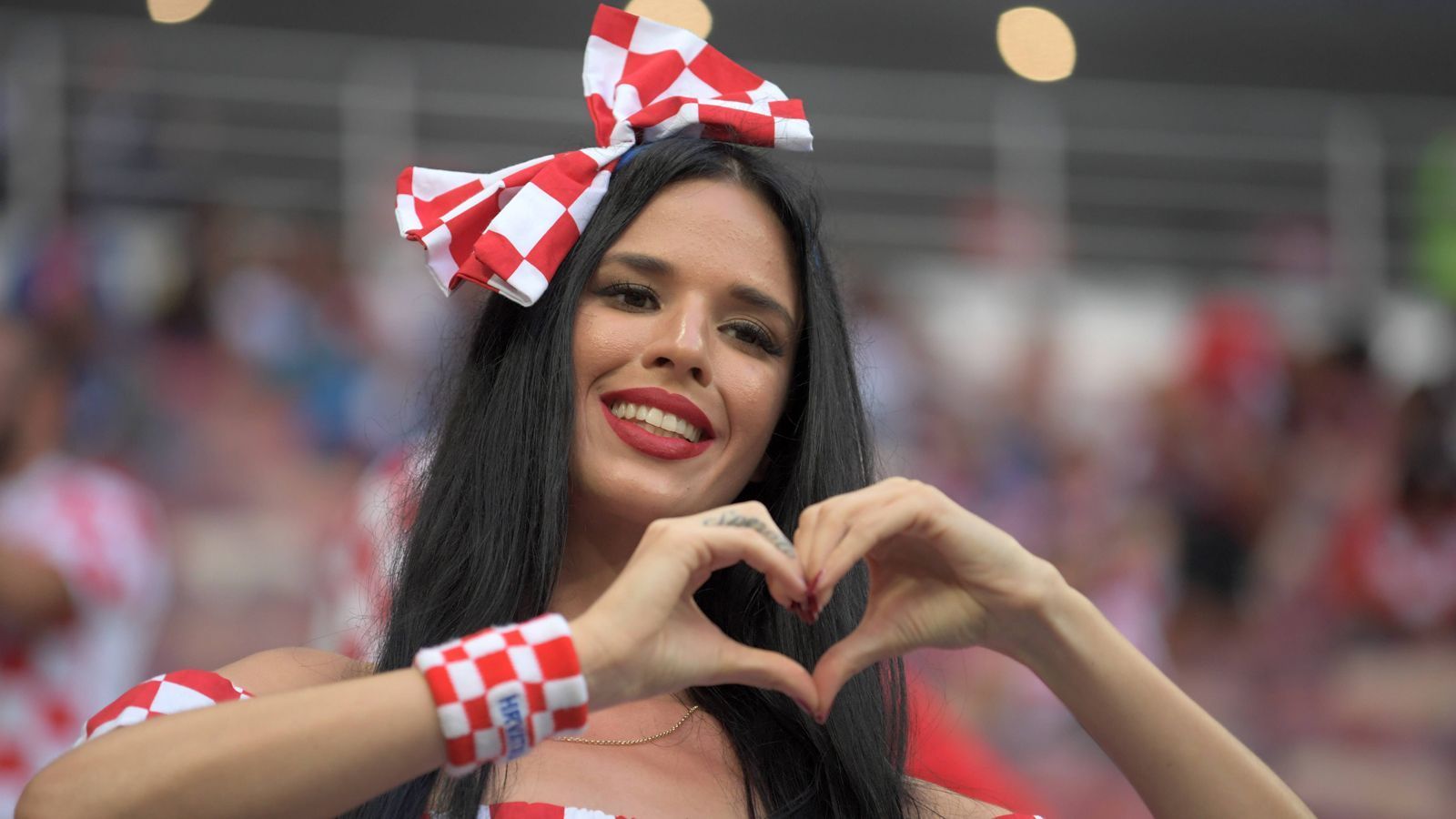
                <strong>Fans</strong><br>
                Ja, sie schlagen manchmal über die Stränge, und Feinde der Pyrotechnik werden sich fluchend abwenden. Aber wie die kroatischen Fans eskalieren, ist sehenswert. Was nach einem WM-Sieg los wäre, kann man sich trotzdem nur ansatzweise ausmalen.
              