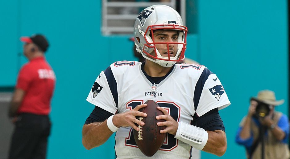 
                <strong>Platz 1: New England Patriots - Jimmy Garoppolo</strong><br>
                Zwei Starts, zwei Siege, vier Touchdowns und keine Interception. Noch Fragen? Jimmy Garoppolo dürfte nicht nur der begehrteste, sondern auch der beste Backup-Quarterback der gesamten Liga sein. Dass nicht nur andere Teams, sondern auch die Patriots ihren Passgeber schätzen, zeigt die Tatsache, dass Garoppolo trotz seines 2018 auslaufenden Vertrages nicht zu einem anderen Team getradet wurde. Oder möchte Bill Belichick sich etwa gegen den Madden-Fluch und einen Brady-Ausfall absichern?
              