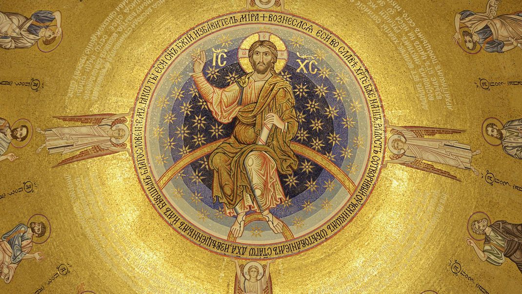 Deckenfresko zu Christi Himmelfahrt in der St. Sava-Kirche in Belgrad, Serbien.
